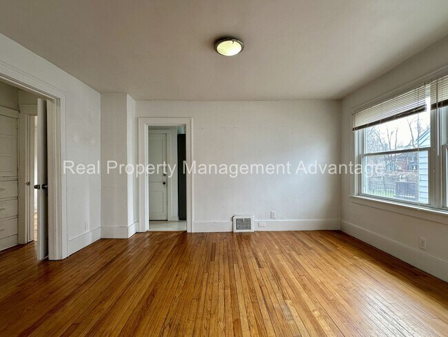 Building Photo - 316 Spencer St