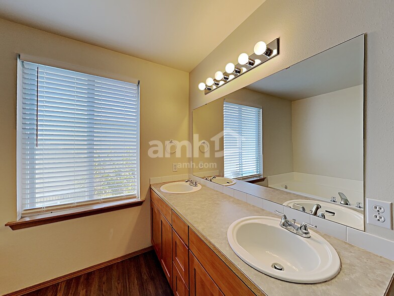 Building Photo - 2808 6th St SE