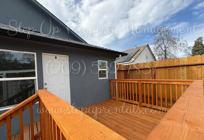 Building Photo - 18669 Pine St