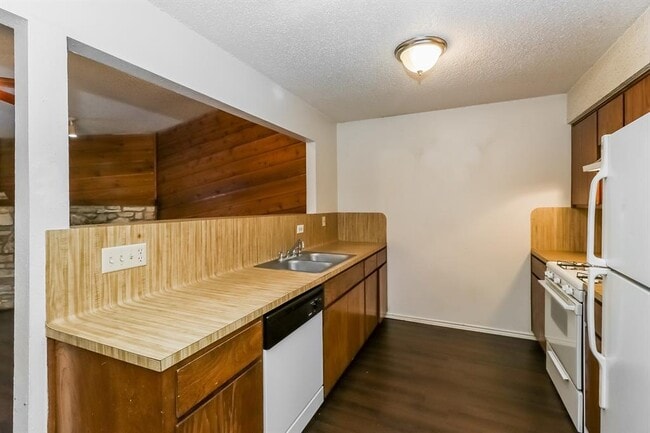 Building Photo - 1002 Country Aire Dr
