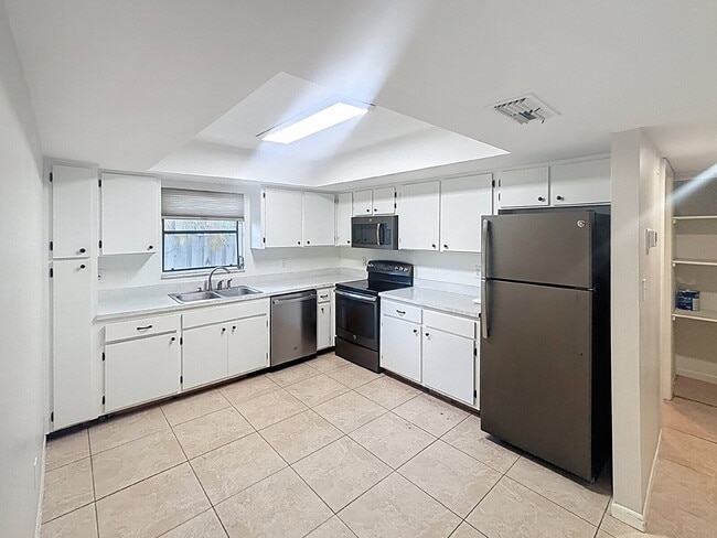 Building Photo - 10597 101st Ave