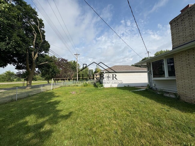 Building Photo - Single Family Home in SW Rochester with Fu...