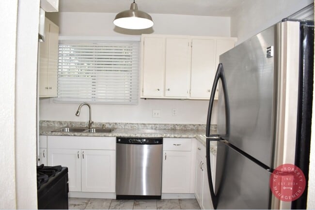 Building Photo - Charming 2-Bedroom Downtown Unit – Availab...