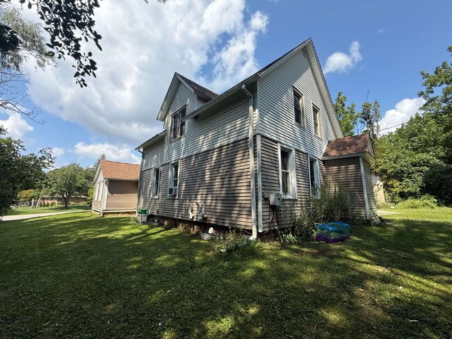 Building Photo - Large 2 bedroom, 1 bath for rent.