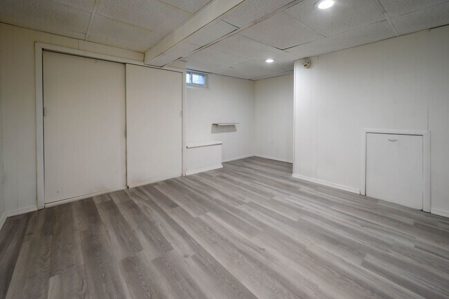 Building Photo - Completely renovated end row home! Stainle...