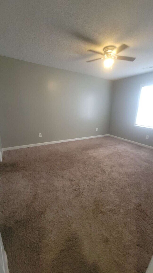 Building Photo - Section 8 accepted!!! "Charming 2-Bed, 2-Bath Haven in Huntsville – Your Perfect Retreat Awaits!"
