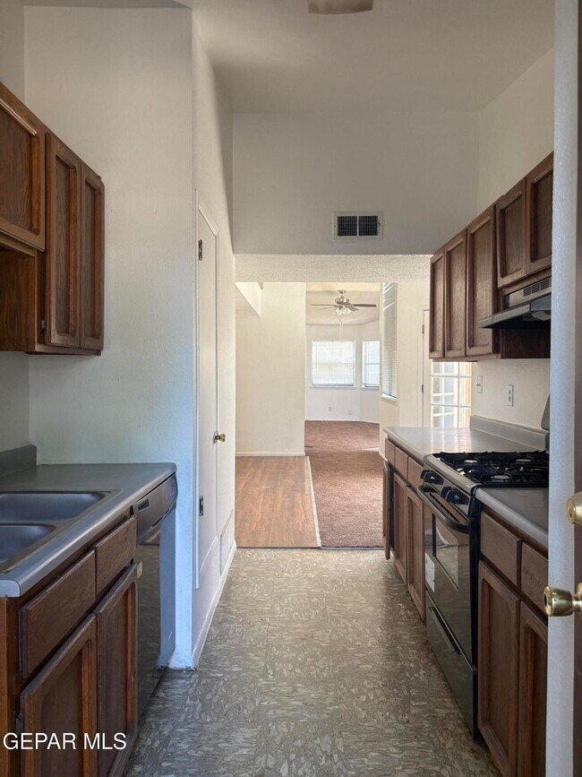 Building Photo - 10905 Highwood Way