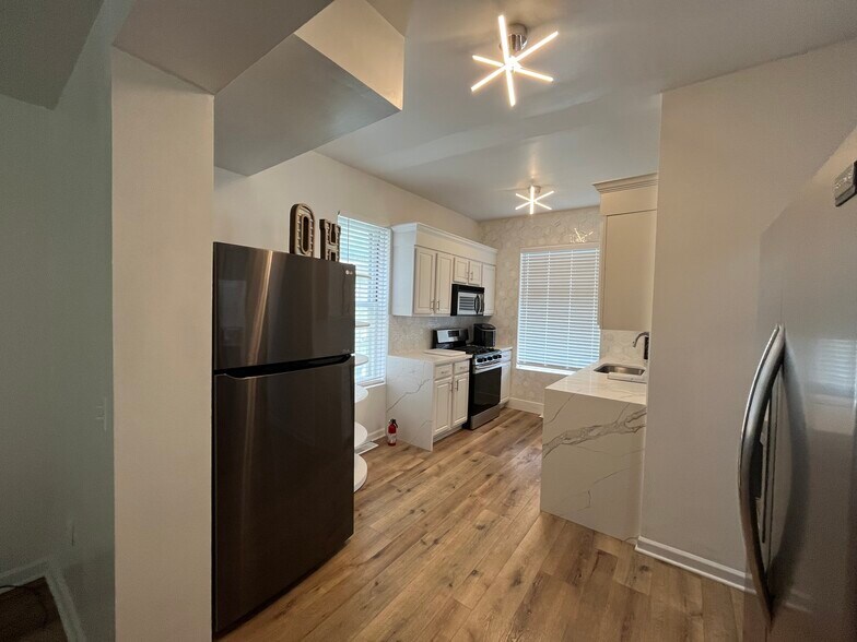 LUXURY KITCHEN - 29 E Northwood Ave