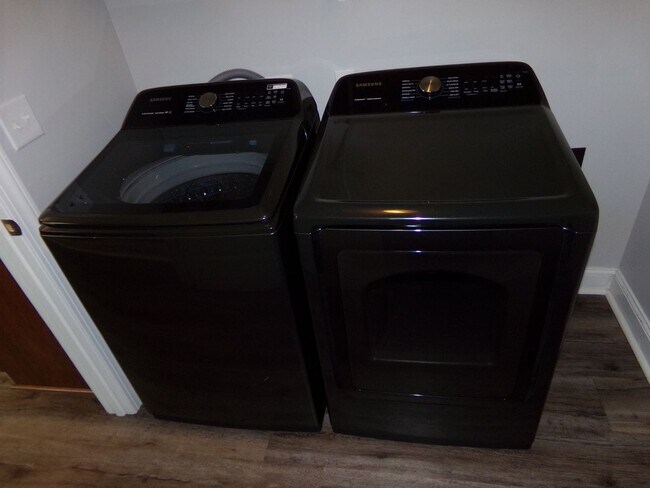 Building Photo - Beautiful Home in Indian Hills