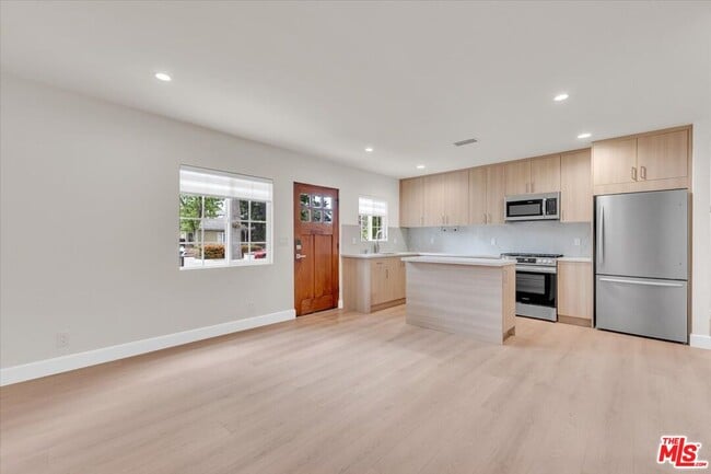 Building Photo - 6915 Encino Ave