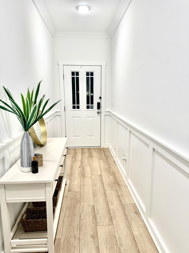 Building Photo - Luxury Townhome