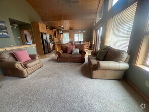 Building Photo - Truckee long term rental, furnished, above...