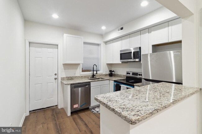 Building Photo - 912 N Milton Ave