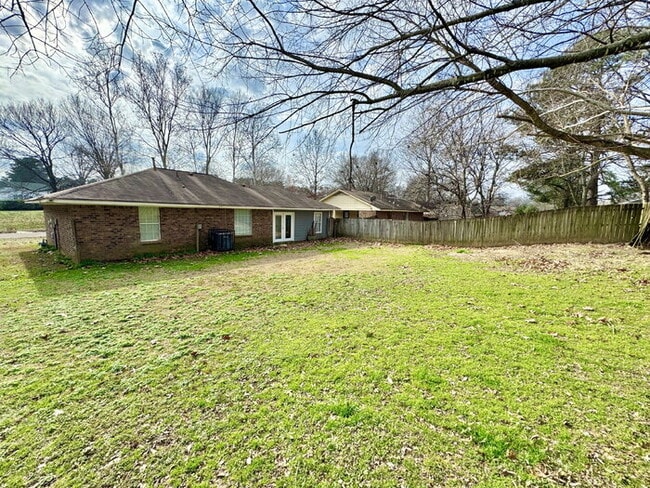 Building Photo - 3600 Pembrook Dr