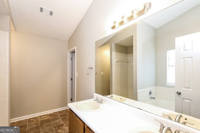 Building Photo - 9199 Fairway Ct