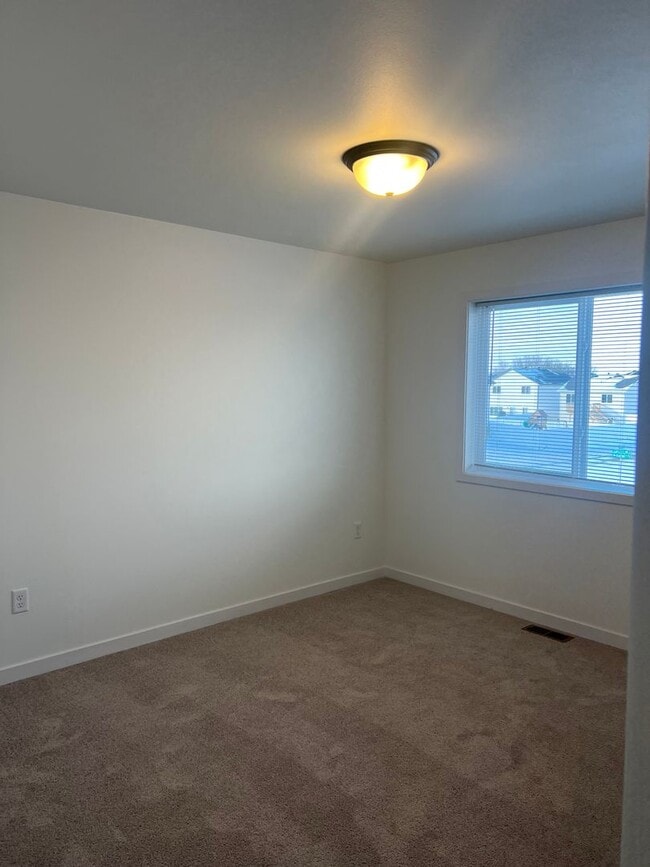 Building Photo - 3 Bed 2.5 Bath Single Family Home