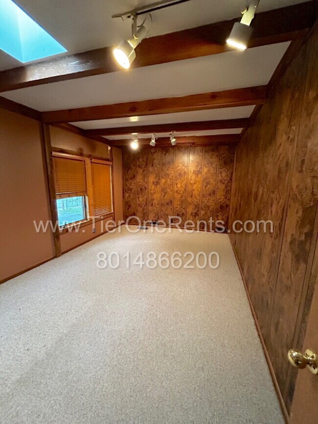 Building Photo - NO DEPOSIT option available for qualified ...