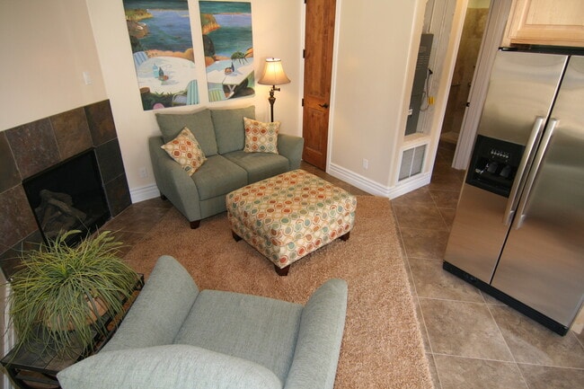 Building Photo - Charming 1 Bed / 1 Bath Duplex Close To Ca...