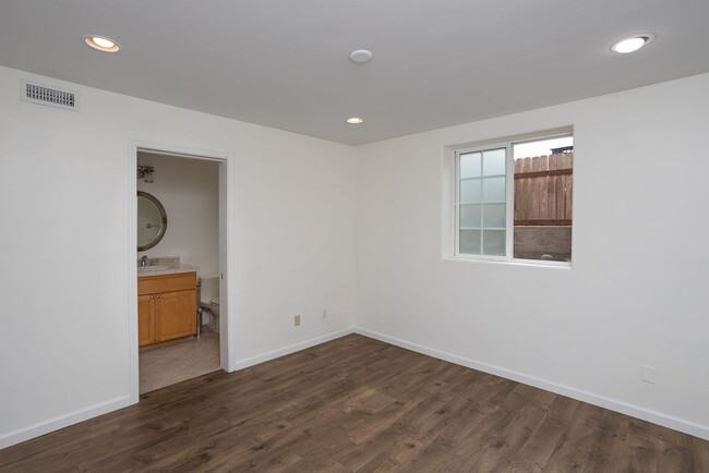 Building Photo - 3 Primary Suite Home 1 Block From the Beach