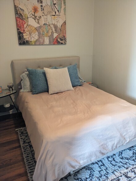 Building Photo - 733 N Noble St