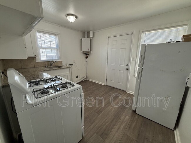 Building Photo - 3932 E 1st St