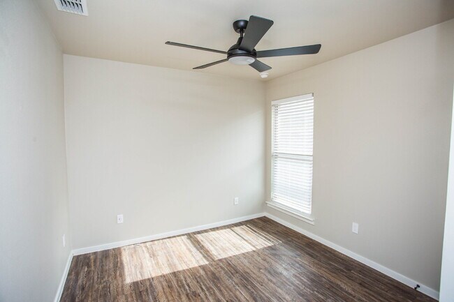 Building Photo - Modern 3/2/1 Duplex!