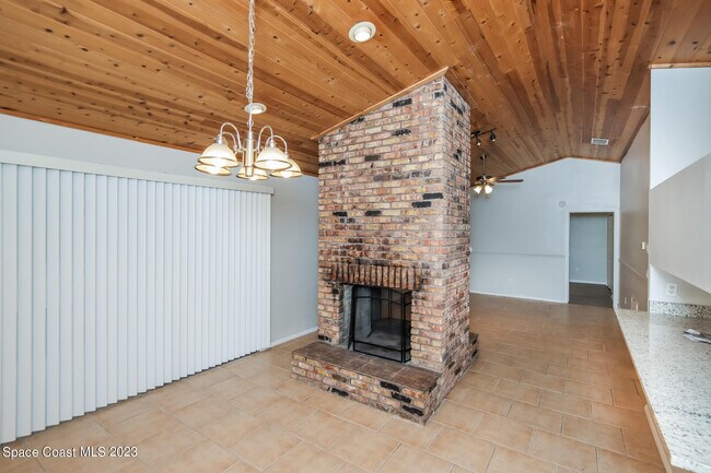 Building Photo - 524 Commodore Ave NW