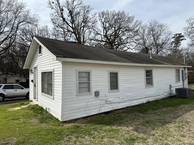Building Photo - 3815 Pine St