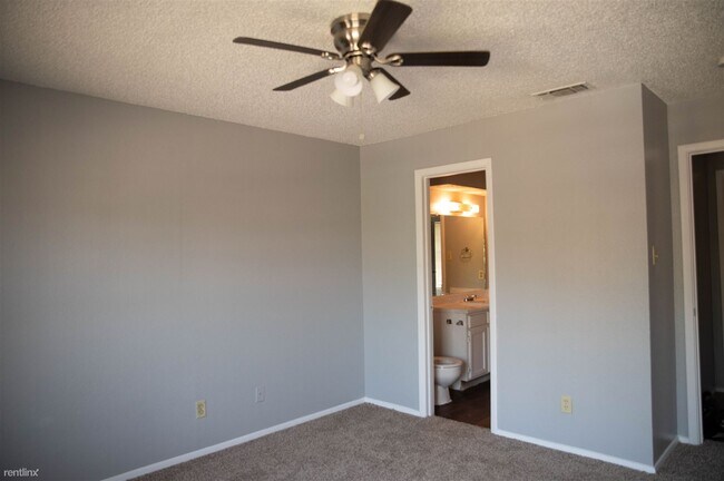 Building Photo - 2 br, 1 bath Townhome - 5803 Shadydell Dr