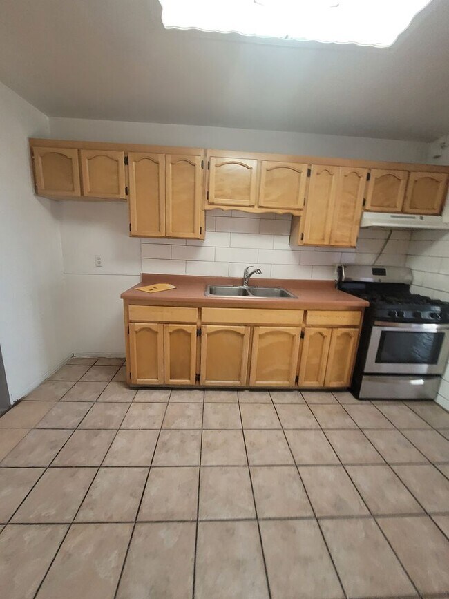 Building Photo - Ready to View!!