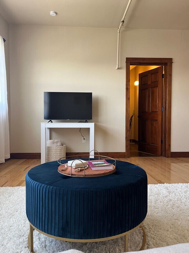 Building Photo - Elegant All Inclusive Fully Furnished Studio On Top Floor