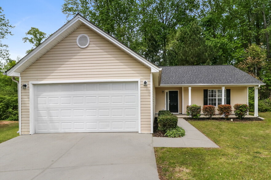 Primary Photo - 1015 Amelia Grove Ln SE