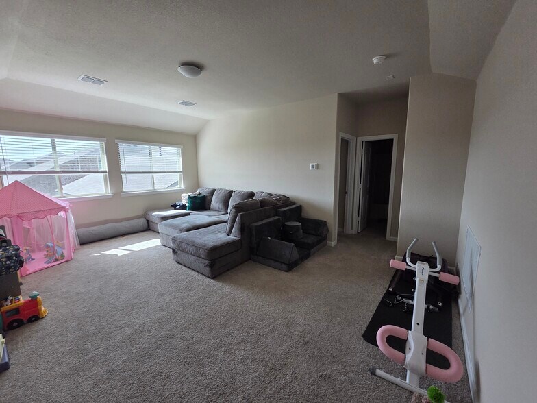 Building Photo - 1105 Goldenrod Dr