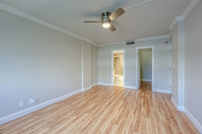 Building Photo - 2900 NE 30th St