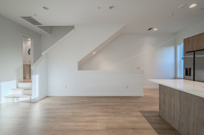 Building Photo - Stunning Modern Townhomes Newer Constructi...