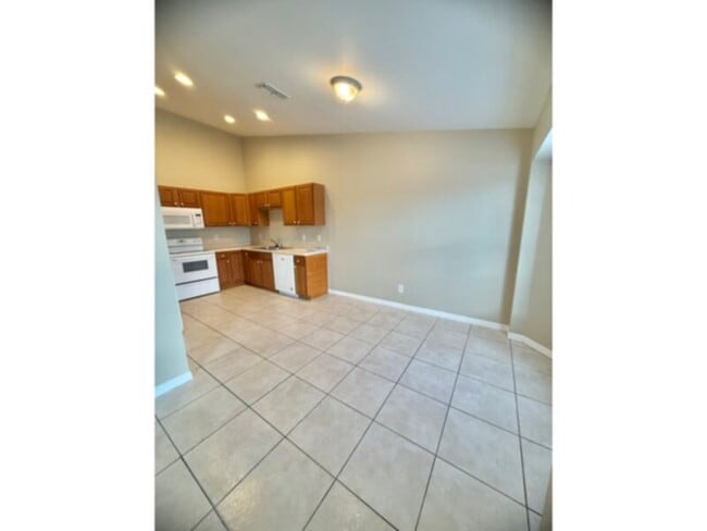 Building Photo - AVAILABLE NOW! l 2 Bed 2 Bath Located SE C...