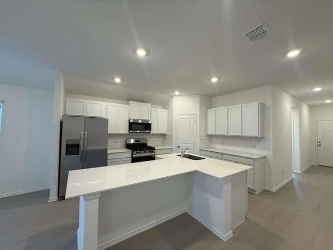 Building Photo - 545 Sormonne Lp