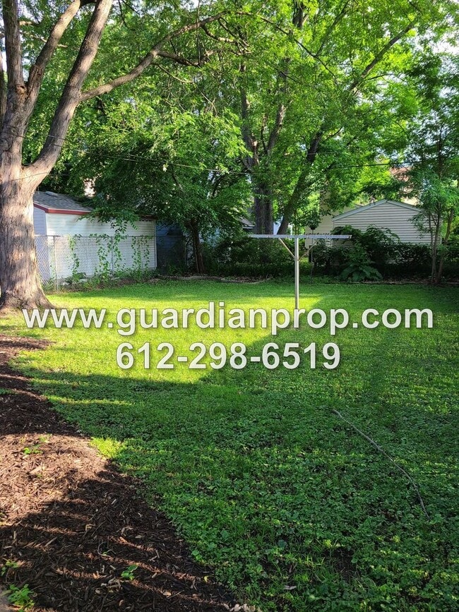 Building Photo - Updated House Near Hamline Available Septe...