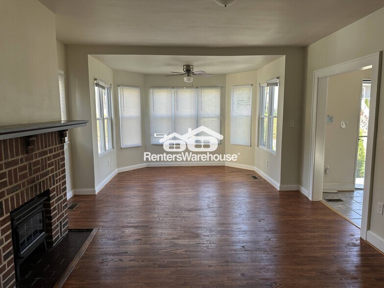 Building Photo - 3703 Parkside Dr