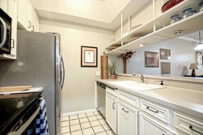 Building Photo - 641 W 31st 1/2 St