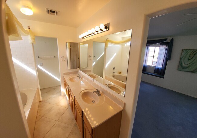 Building Photo - 9533 N Crestone Dr