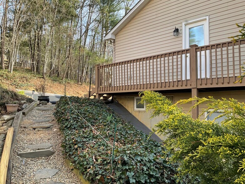 Building Photo - 10 Hillsboro Dr