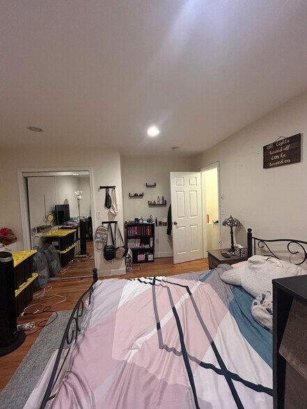 Building Photo - 20 Magoun St