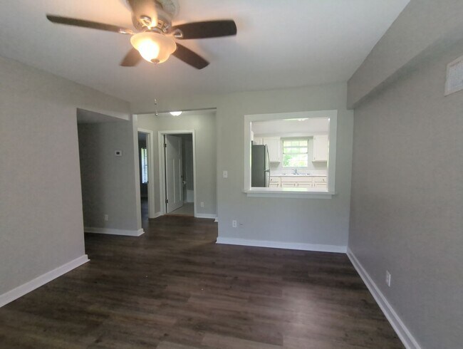 Building Photo - 405 Red Oak Dr