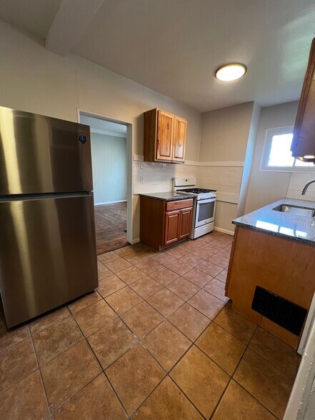 Kitchen - 4414 Ivanhoe Ave
