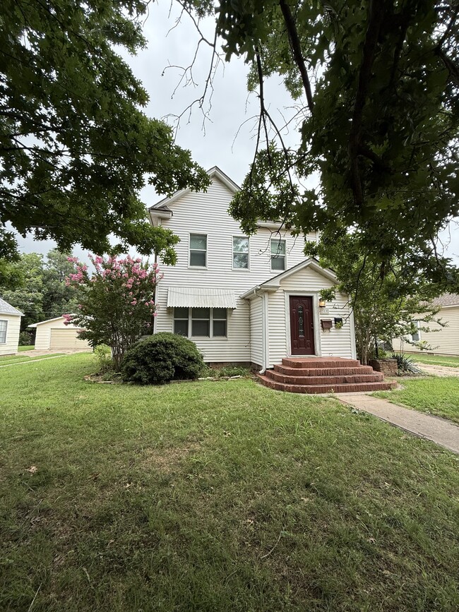 Primary Photo - 319 E Thatcher St