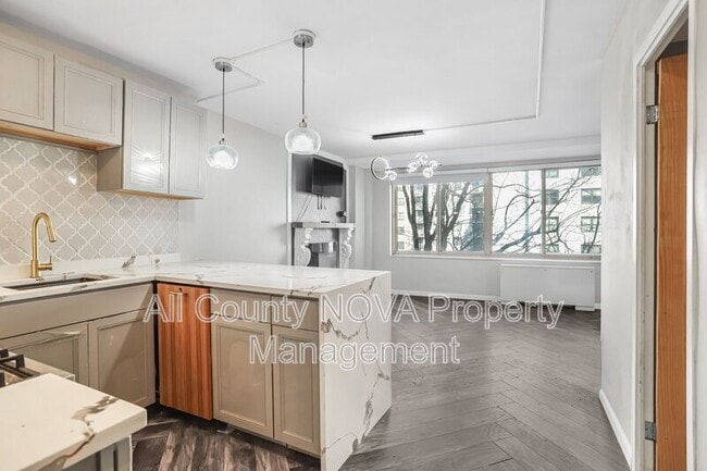 Building Photo - 922 24th St NW