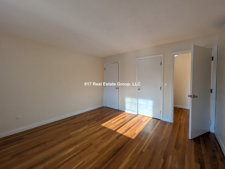 Building Photo - 122 Dustin St