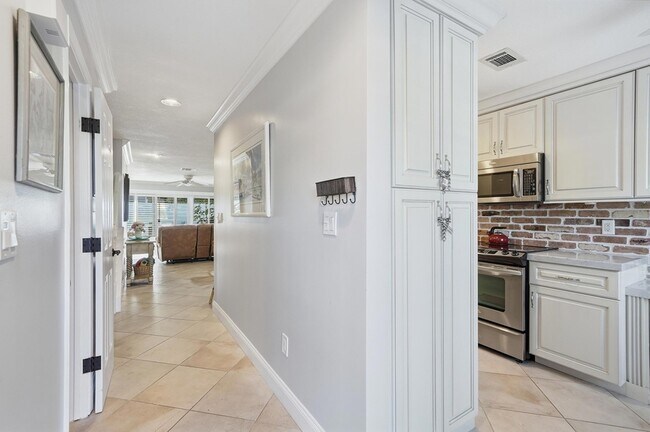 Building Photo - 842 SE 19th Ave