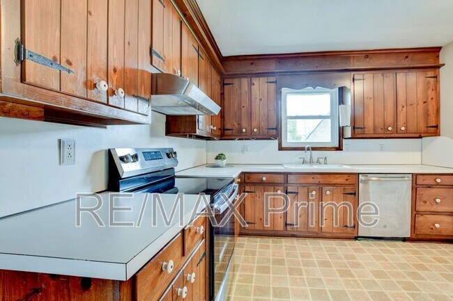 Building Photo - 609 Birch Dr